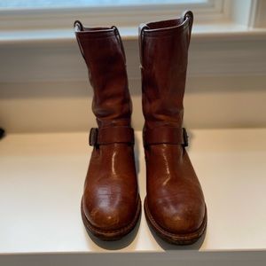 Frye brown boots, size 7B in Fry size.  I’m a size 7.5 in regular shoes sizes